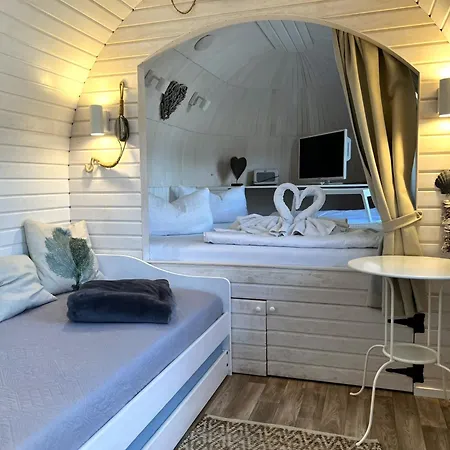 Botel Iglu Camp